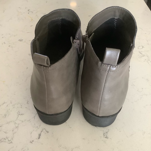 American rag grey “Ar Cadee”vegan leather boots zipper closure ankle boots Sz 10 - Picture 10 of 11